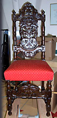 Neues Polstermaterial und Bezug eines Stuhls als Arbeitsbeispiel der Polsterei Polsterloft in Hamburg